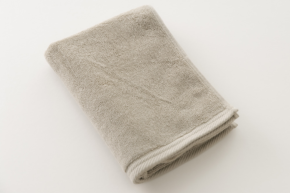 オリーブグレー