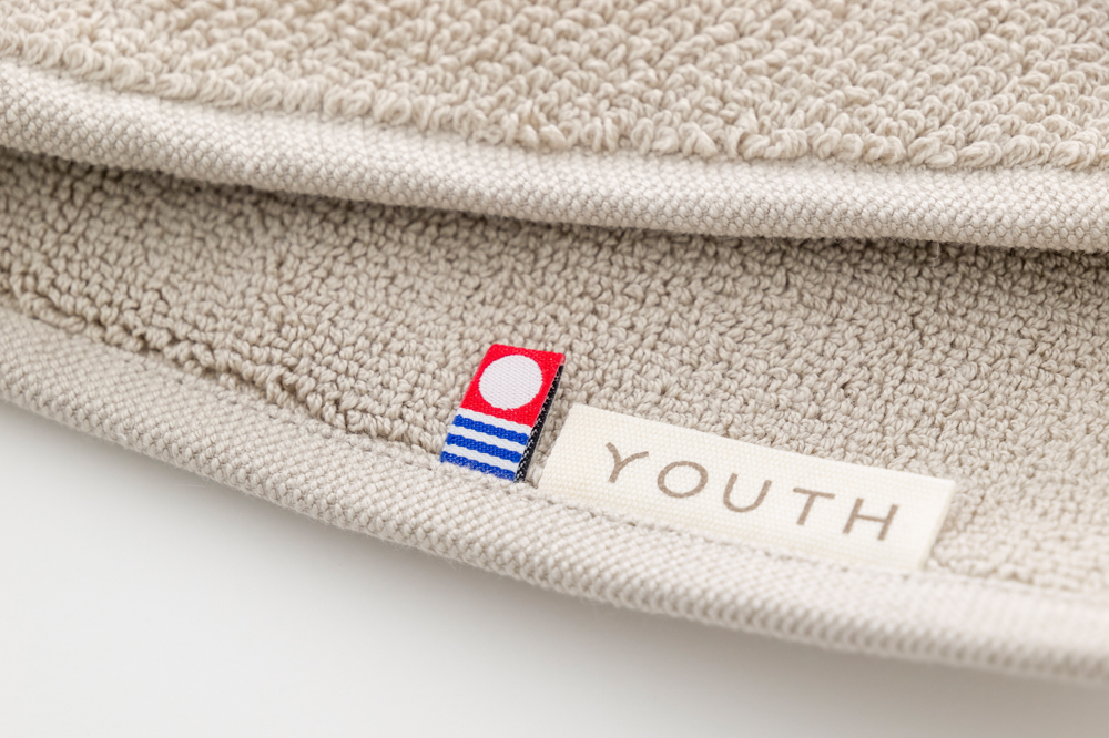 グレーベージュ