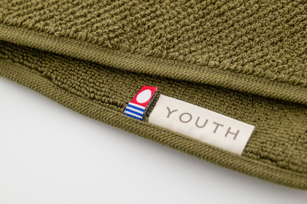 カーキグリーン