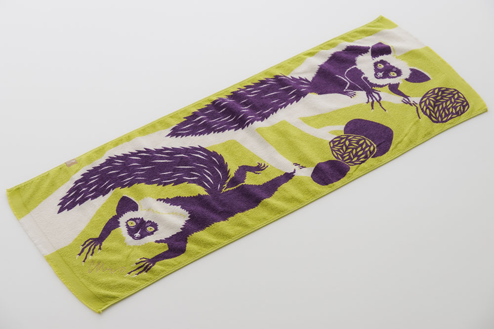 掴まるアイアイ姉妹