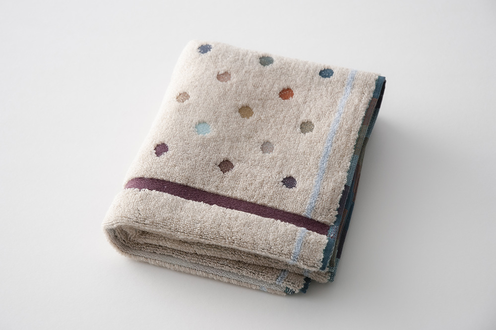 ベージュ×ライトブルー