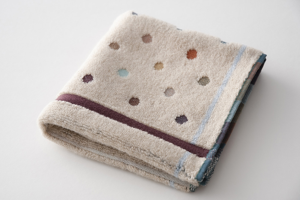 ベージュ×ライトブルー