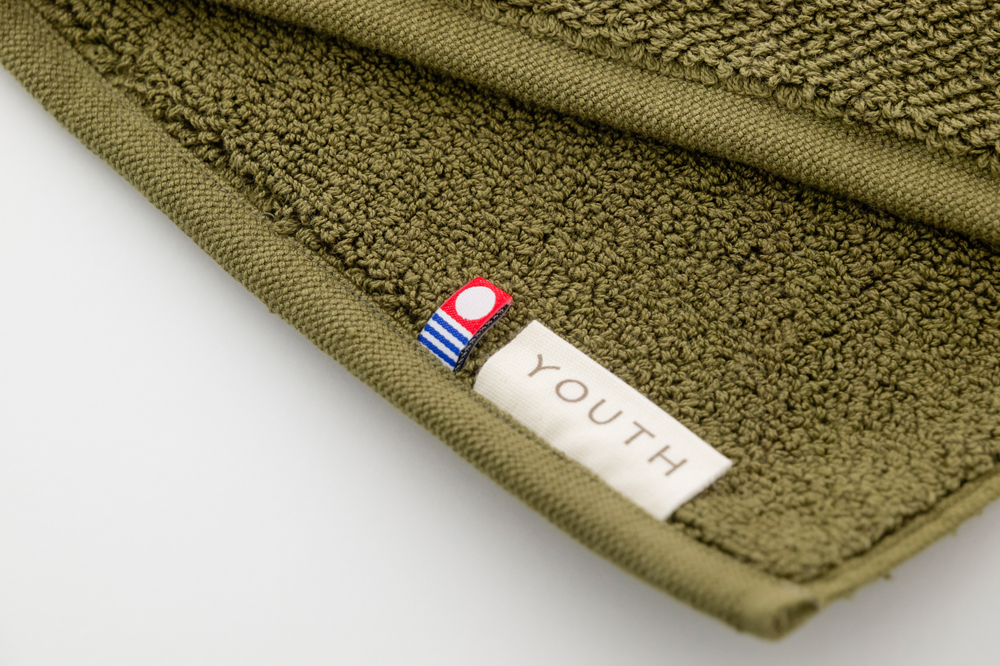 カーキグリーン