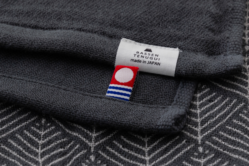 チャコールグレー