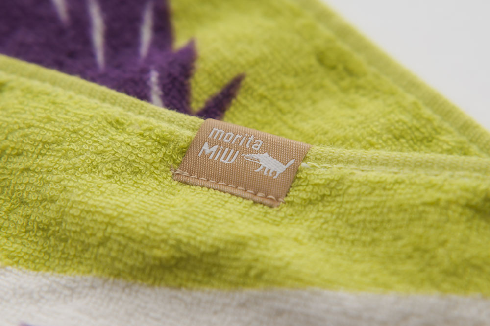 掴まるアイアイ姉妹