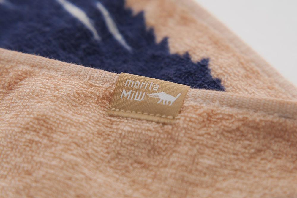 不思議がるエミュー家族