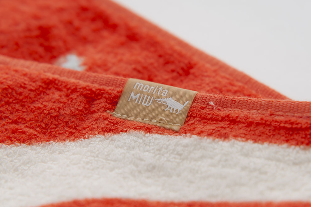 威嚇するネコ親子