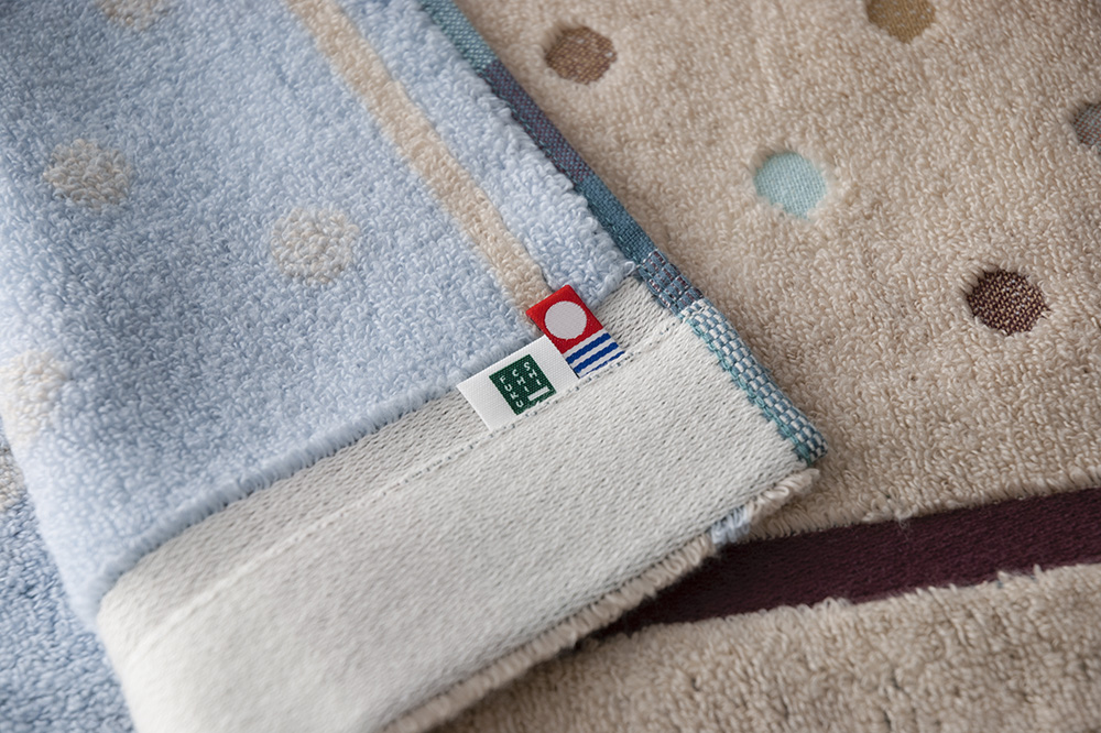 ベージュ×ライトブルー