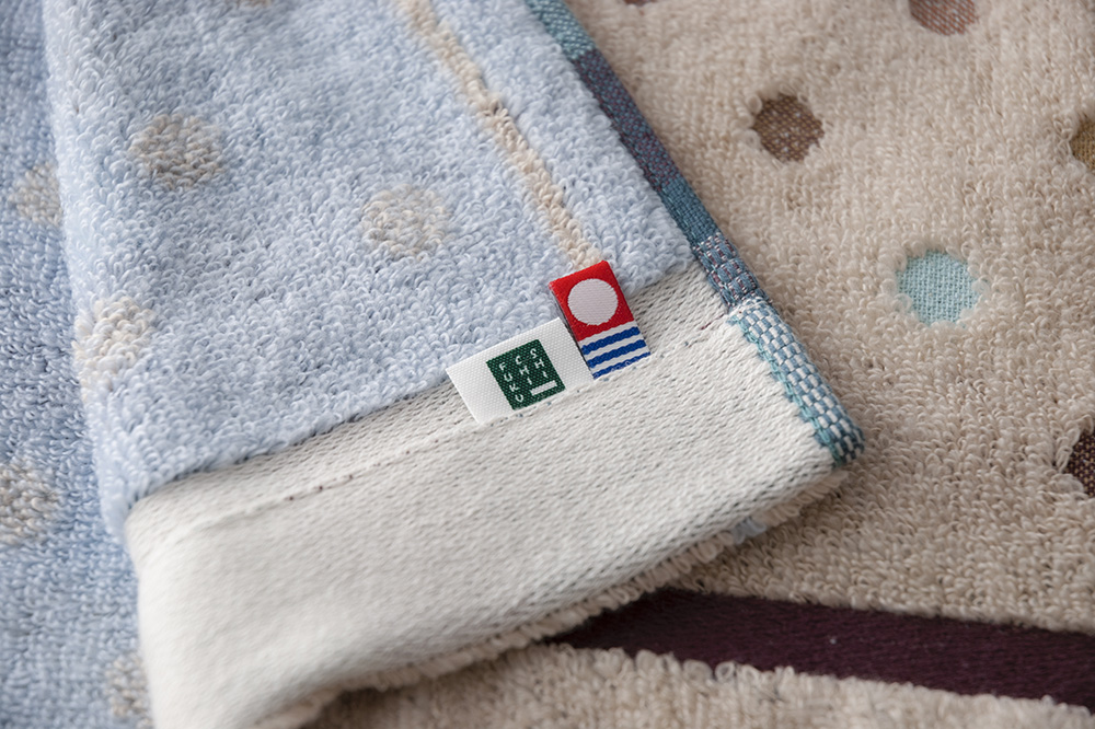 ベージュ×ライトブルー