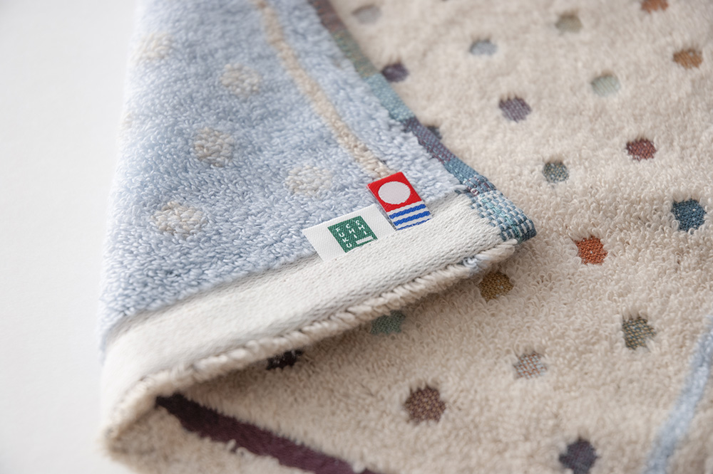 ベージュ×ライトブルー