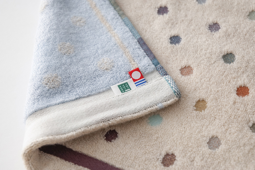 ベージュ×ライトブルー