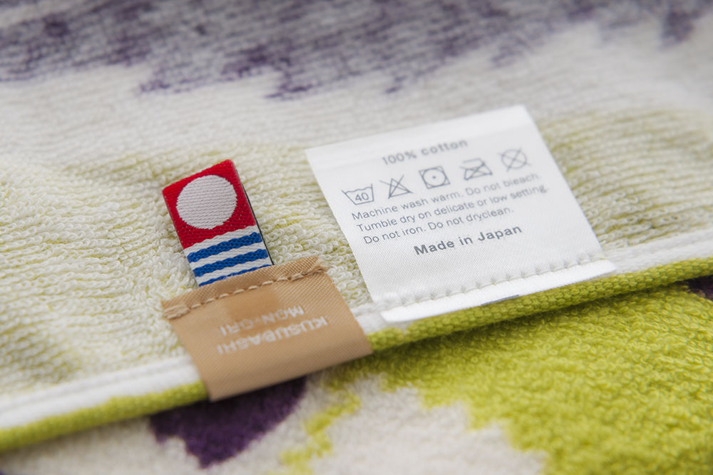 掴まるアイアイ姉妹