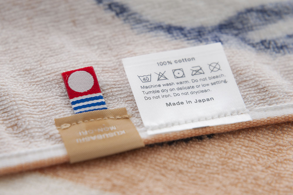 不思議がるエミュー家族