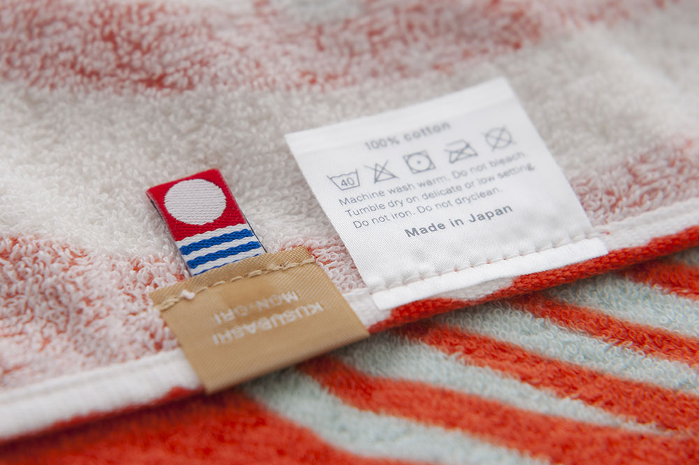 威嚇するネコ親子