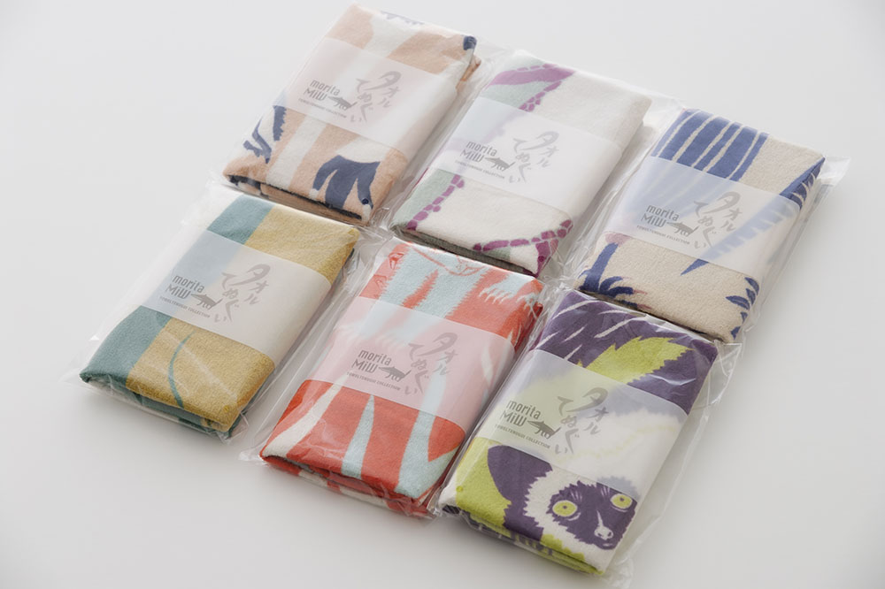 威嚇するネコ親子