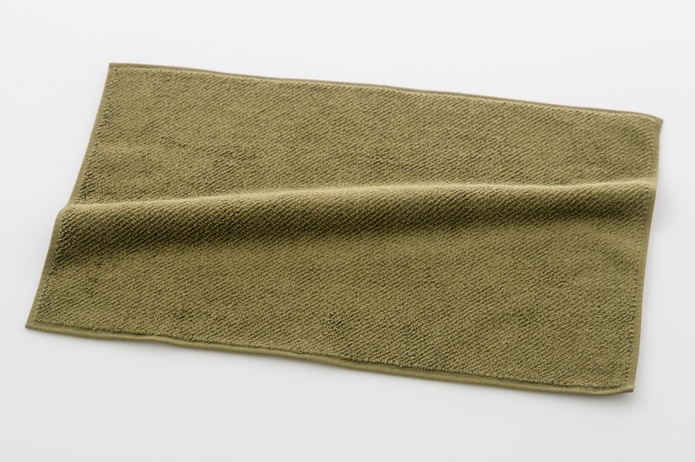 カーキグリーン