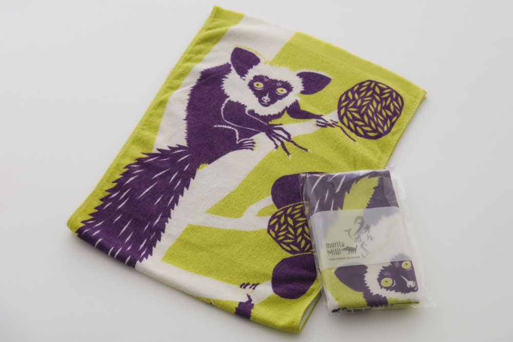 掴まるアイアイ姉妹