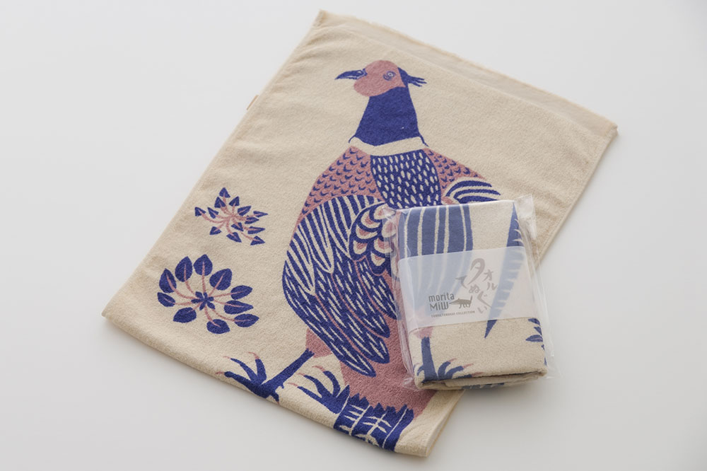 散歩するキジ夫婦