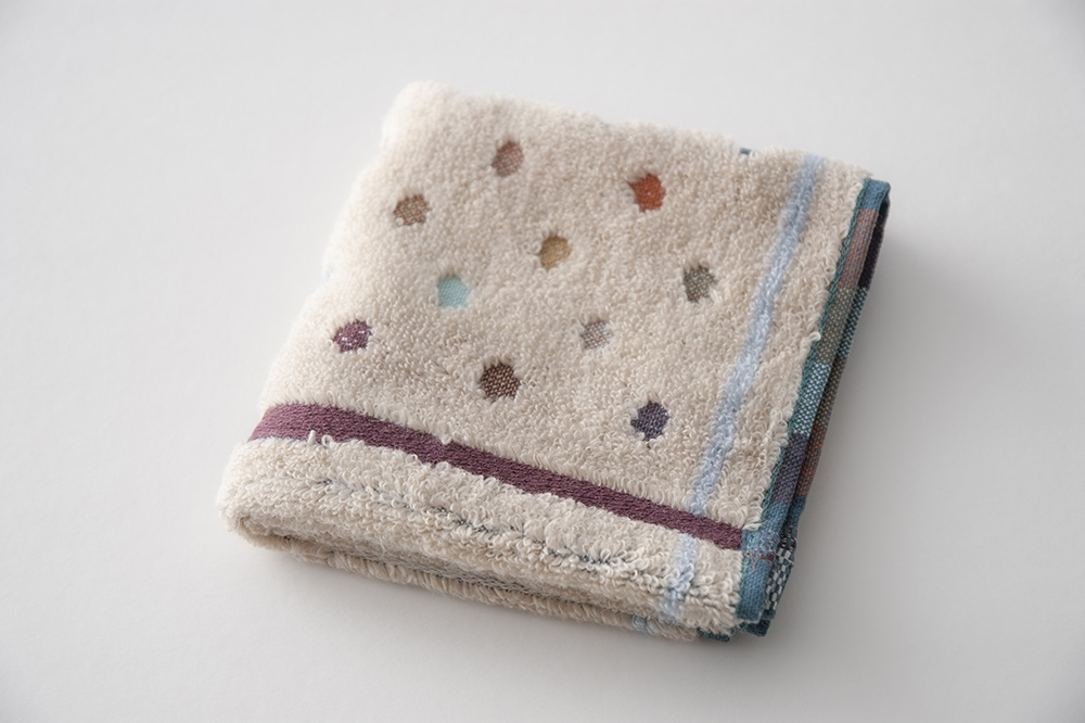 ベージュ×ライトブルー