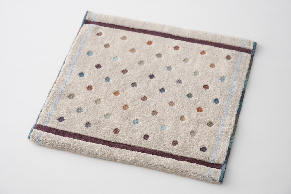 ベージュ×ライトブルー