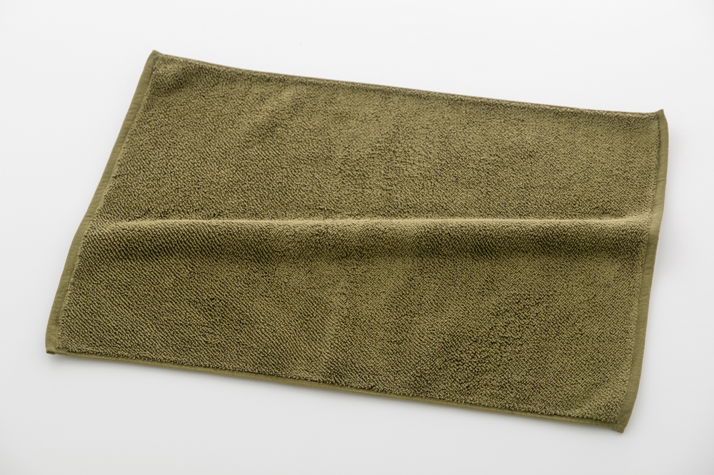 カーキグリーン